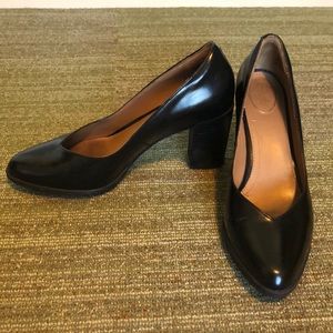 Clarks polished black leather pumps. Size 8